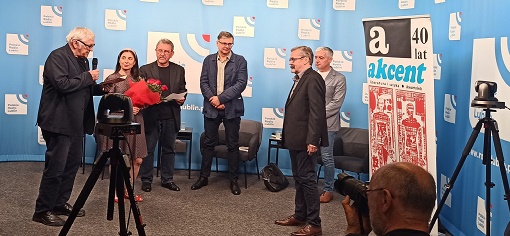 Bohdan Zadura wręcza Medal Fundacji Grzegorzowi Józefczukowi